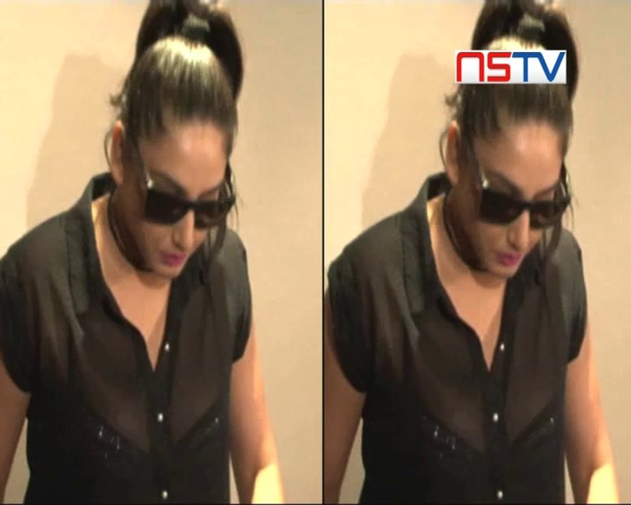 South siren Ragini Dwivedi ones again suffers wardrobe malfunction