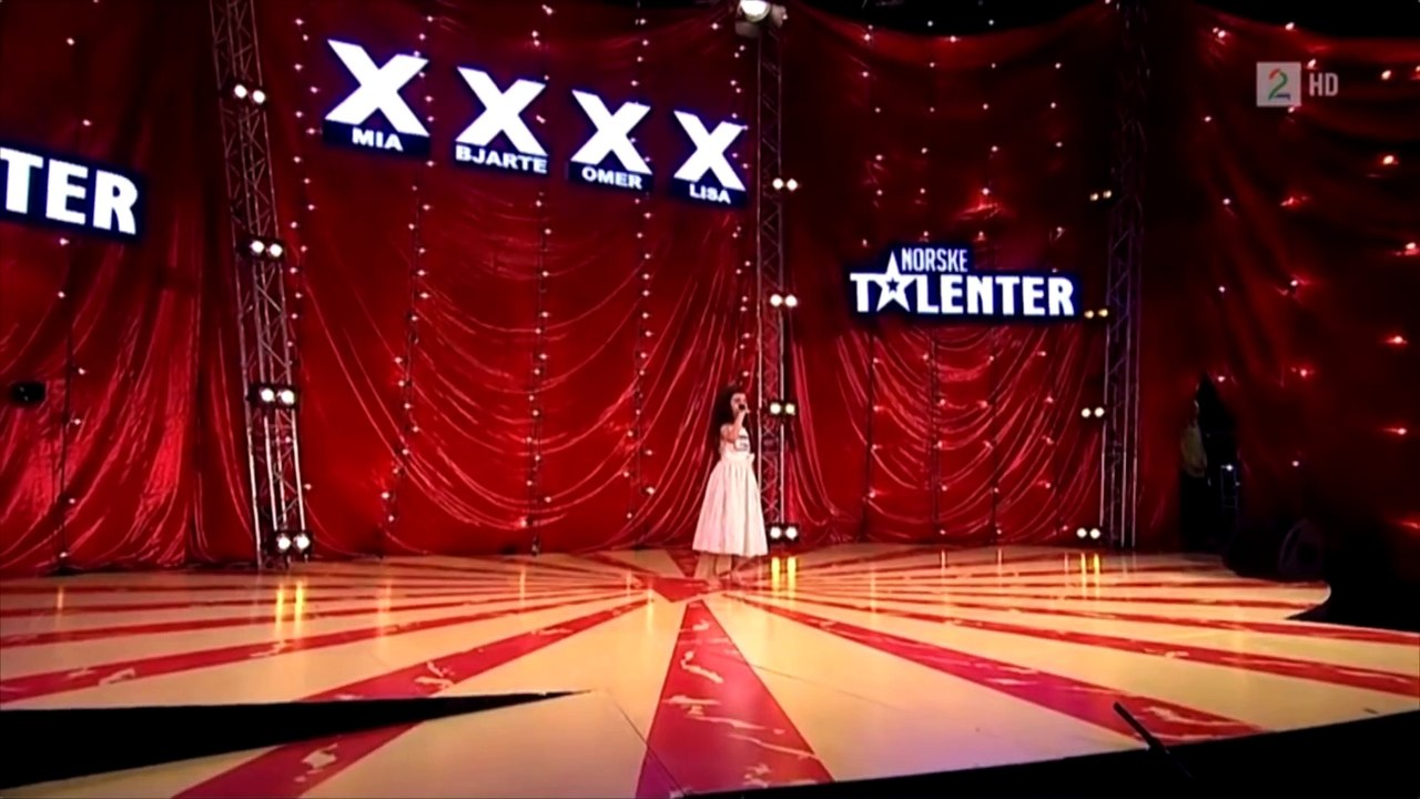 Amazing seven year old sings Gloomy Sunday Billy Holiday (Angelina