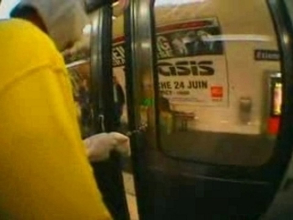 Le lapin rose dans le métro Vidéo Dailymotion