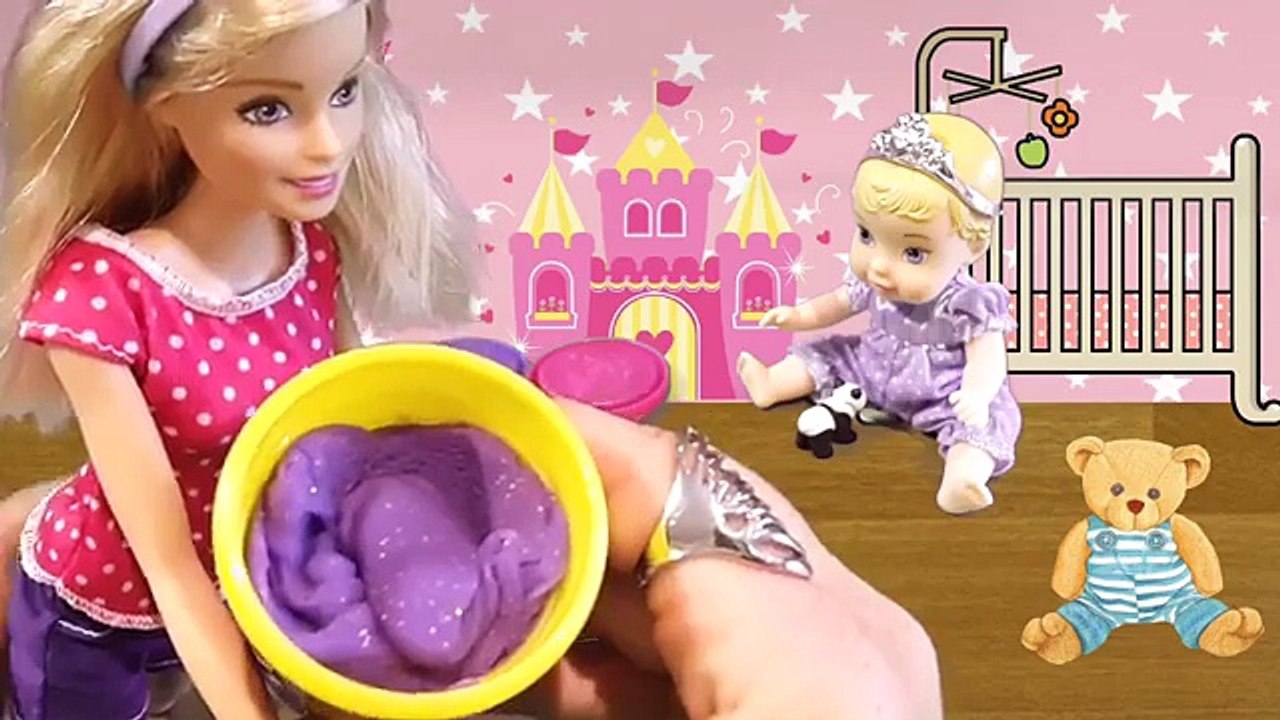 Fr dans nounou bébé barbie barbie fait pipi sa couche