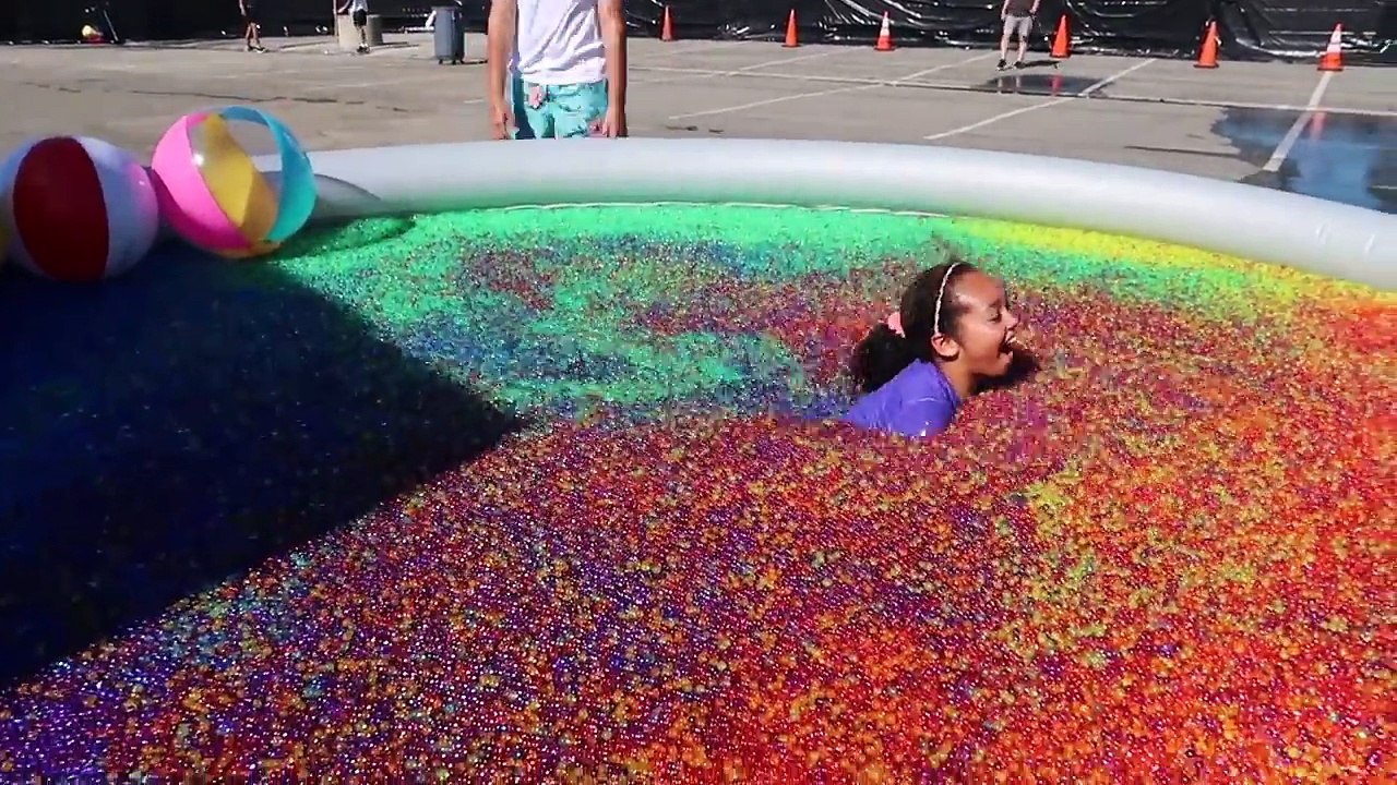 ORBEEZ SPLASH BASH POOL PARTY CHALLENGE! Toys AndMeC5Z5aJtFXig Video
