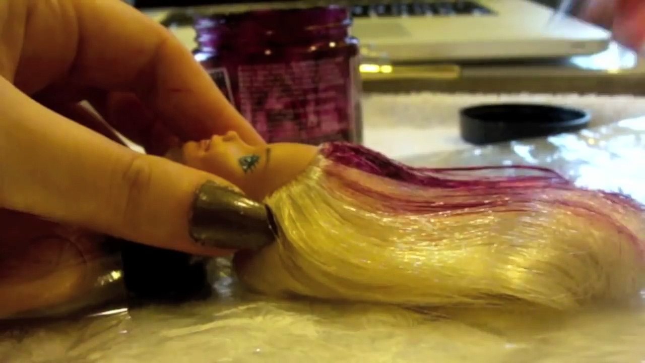 HOW TO dye your Barbie doll hair with hair dye Vídeo Dailymotion