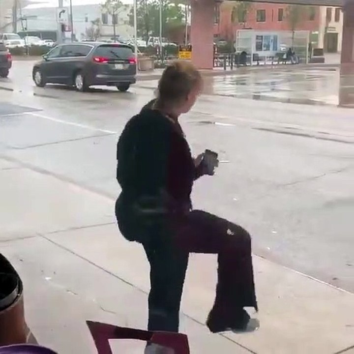 Les gens que tu croises en attendant le bus... Bizarre Vidéo Dailymotion