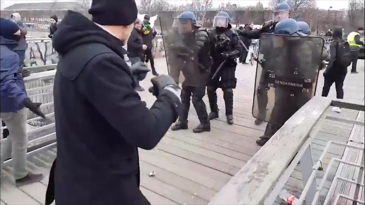 Un Boxeur contre un Gendarme mobile (Gilets Jaunes Acte 8) Vidéo Dailymotion