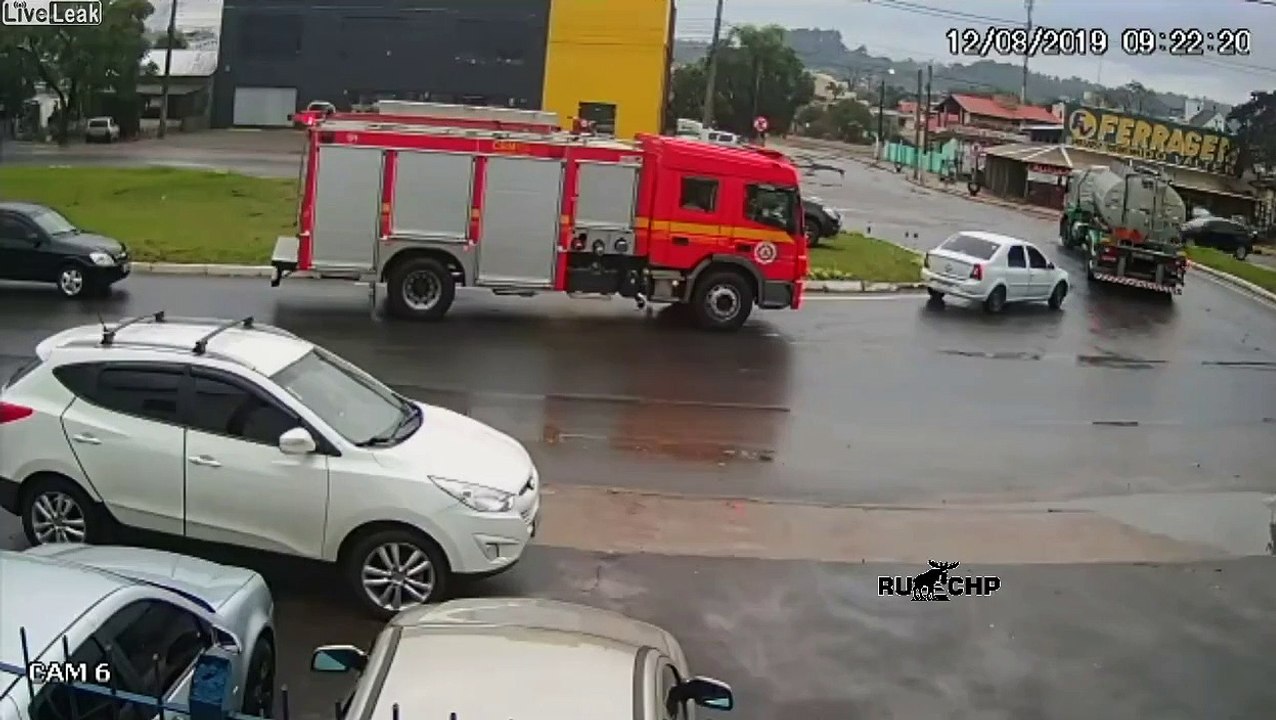 Cette voiture prend feu.. à côté d'un camion de pompiers