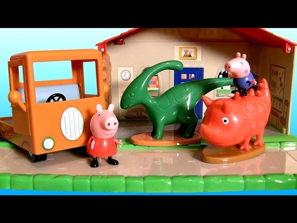 Peppa Pig Museum Playset with Playground 2 Dinosaurs Museo con Patio