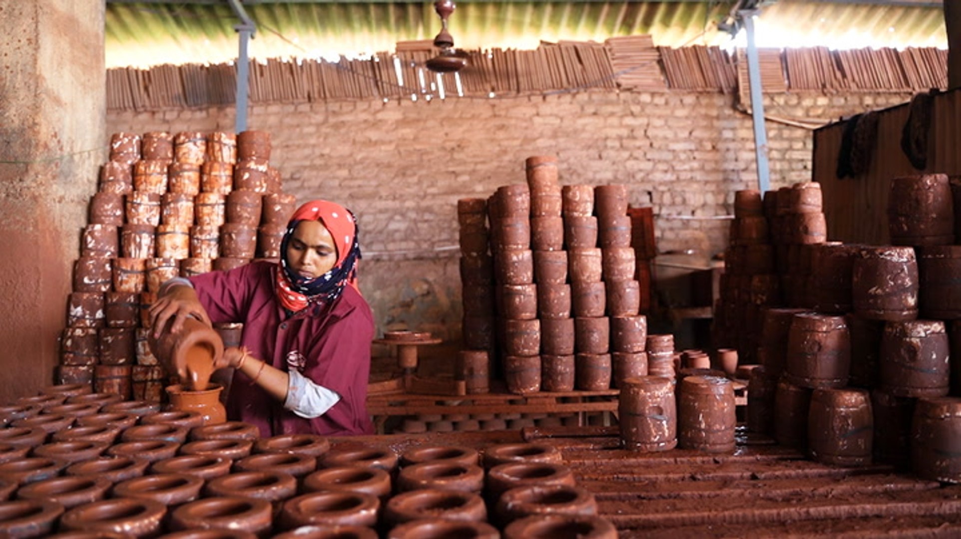"How 15,000 ceramics are made a day in Gujarat, India" 헤럴드경제