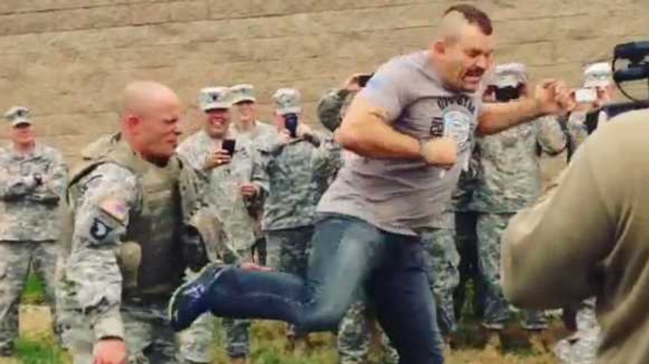 Der USSoldat fordert die UFCLegende Chuck Liddell heraus