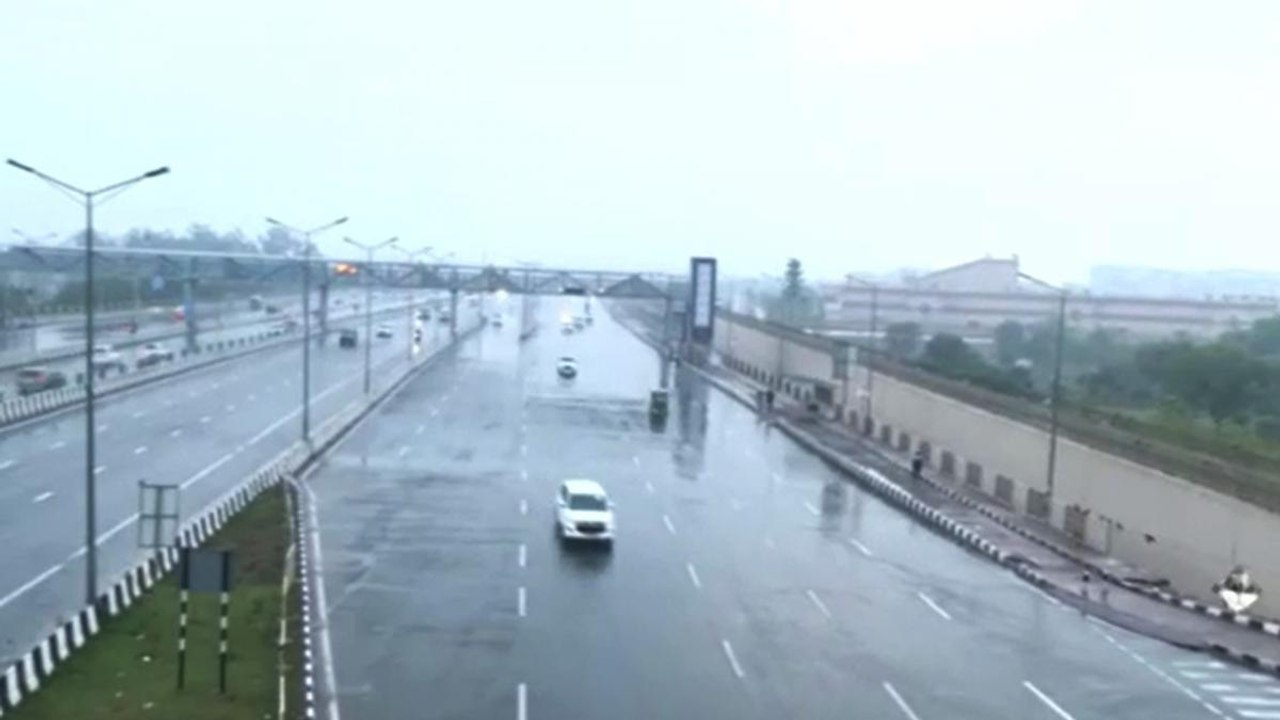 DelhiNCR witnessed drizzling rain with cold waves video