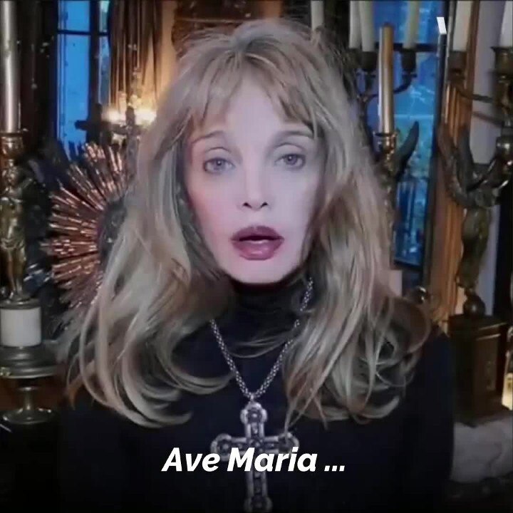 VOICI // SOCIAL // ARIELLE DOMBASLE CHANTE POUR NOTRE DAME V2 Vidéo