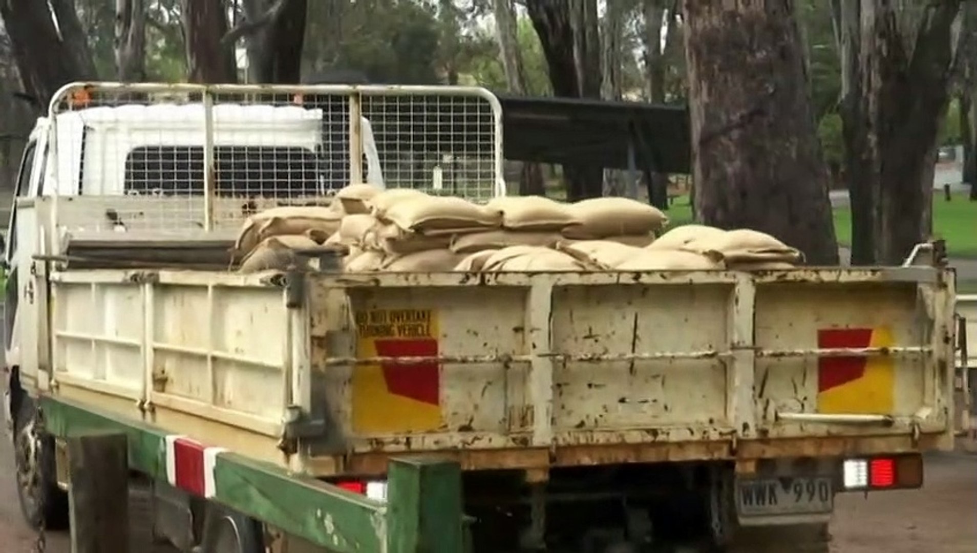 Emergency flood warning issued for Carisbrook, Victoria