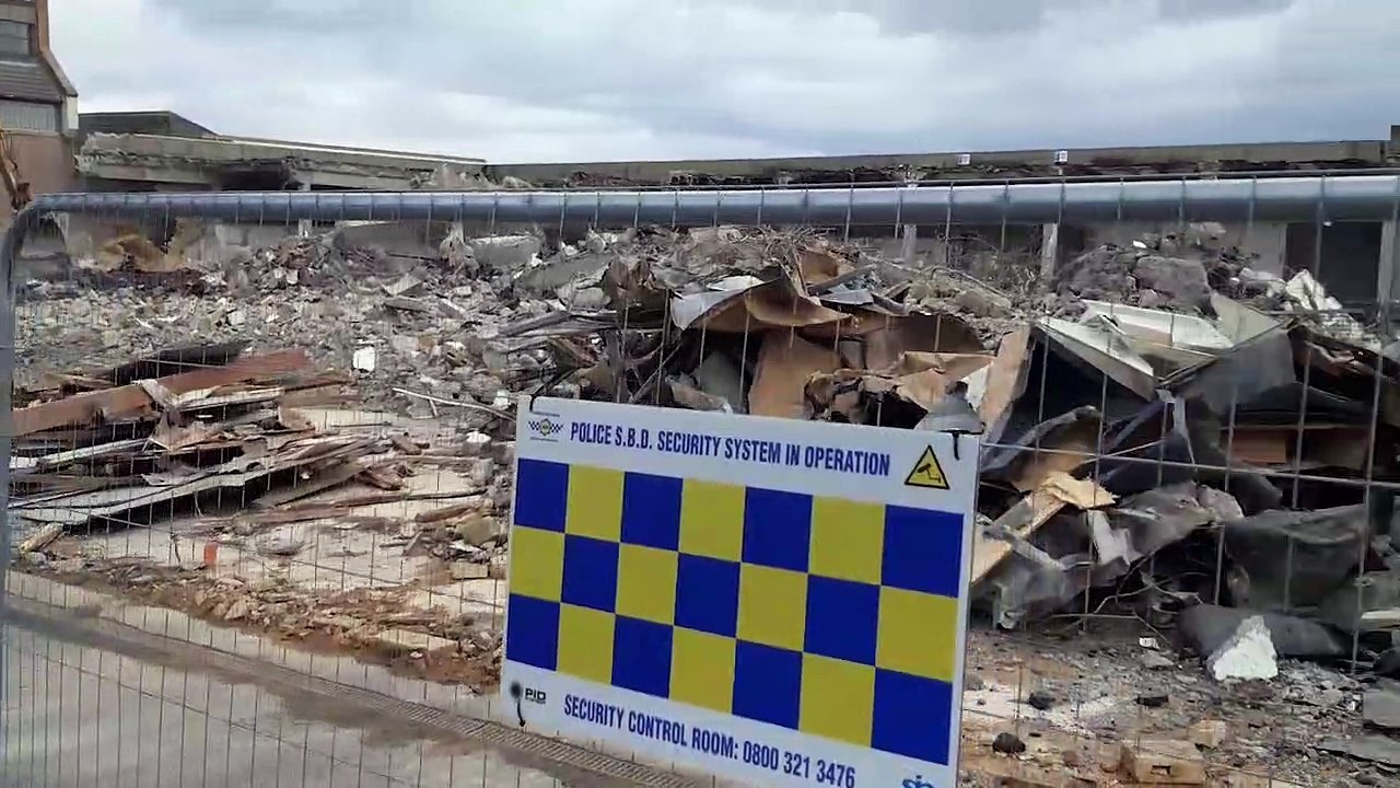 Demolishing Tesco store in Kirkcaldy video Dailymotion