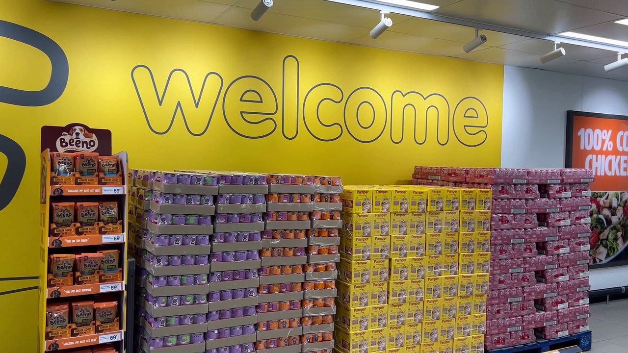 Farmfoods opens its doors in Cowplain replacing Lidl store video