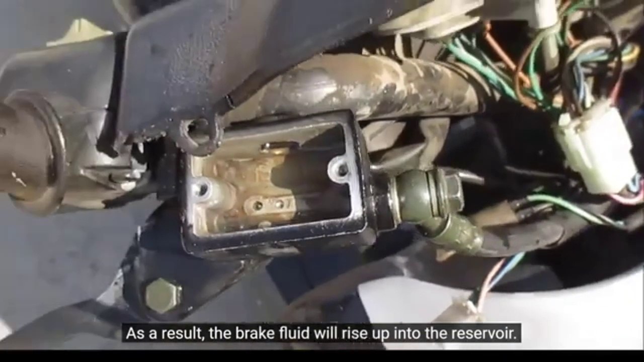 How to change brake fluid on a 4stroke scooter. ?????????? Dailymotion
