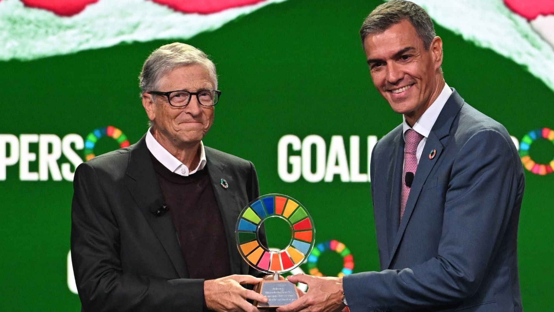 Bill Gates entrega a Pedro Sánchez el premio Global Goalkeeper