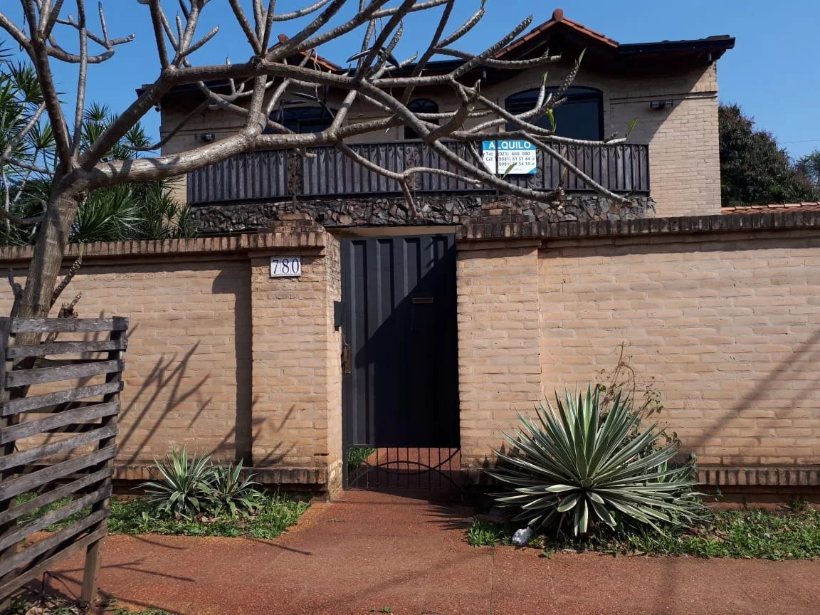 CASA EN ALQUILER EN SAN LORENZO ZONA SHOPPING ZALEMMA !! Emprendimientos Inmobiliarios S126