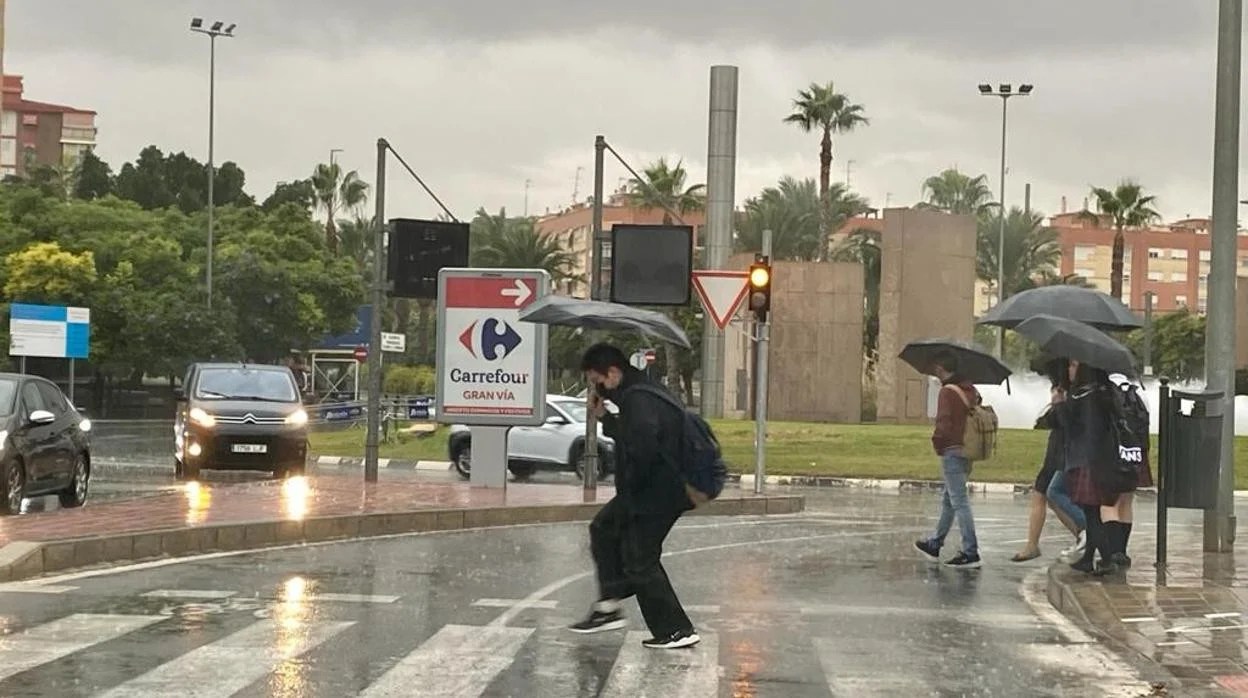 La lluvia deja hasta 100 litros por metro cuadrado en la Vega Baja y