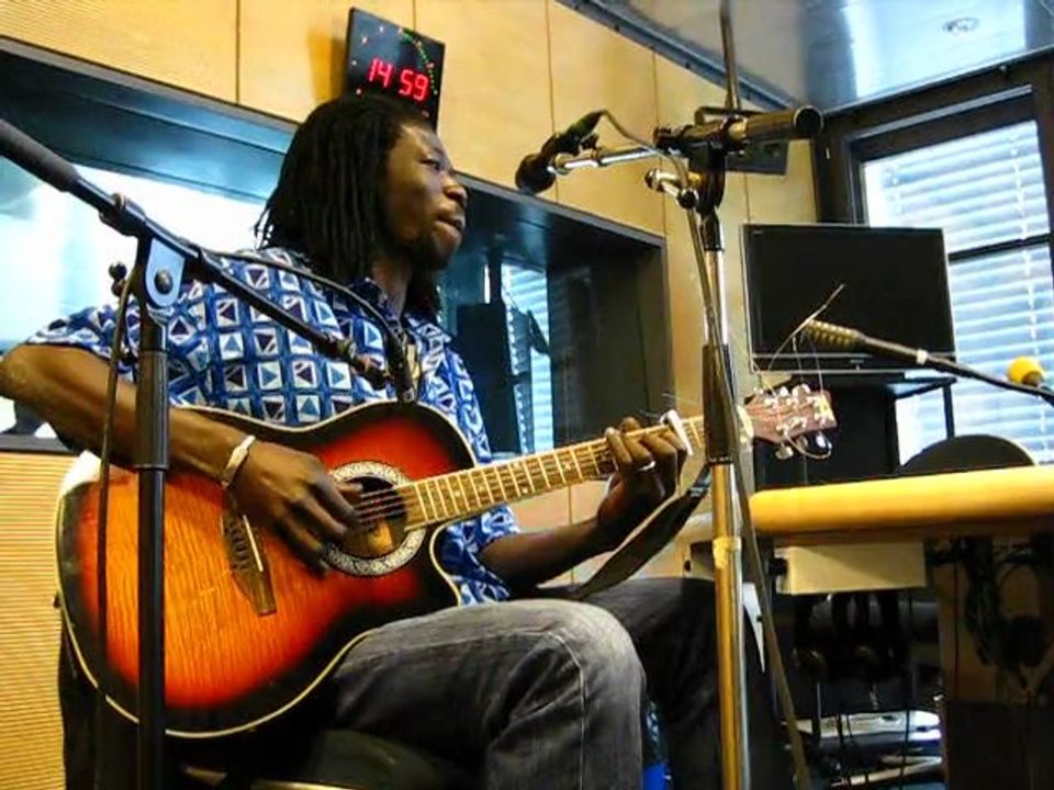 Un dromadaire sur l'épaule Djely Mamou Kouyaté, musicien Vidéo