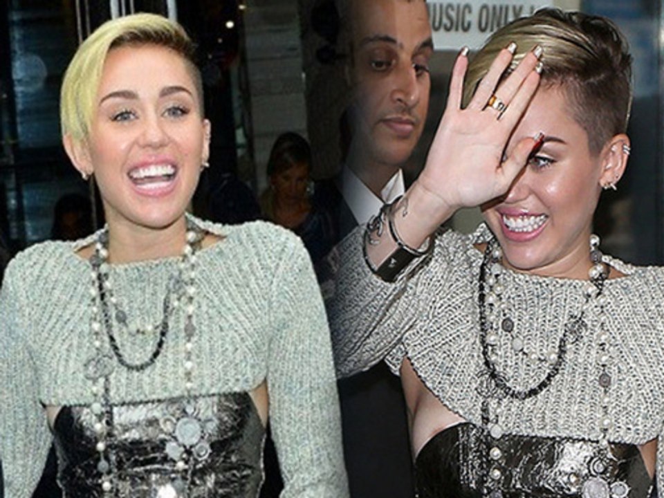 Miley Cyrus Wardrobe Malfunction video Dailymotion