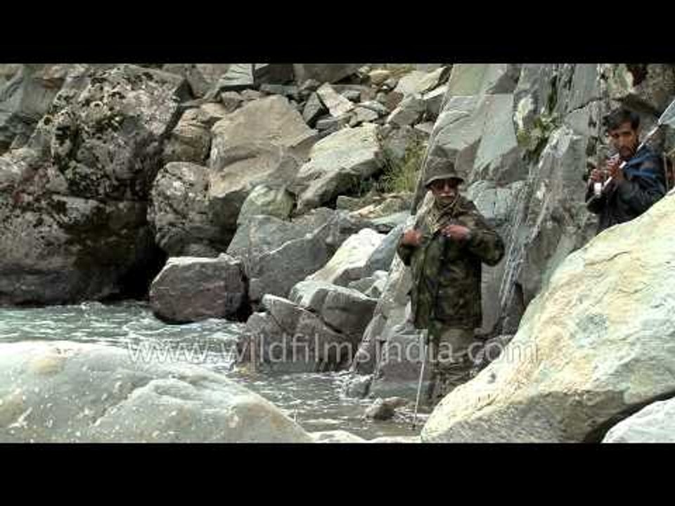 Indian angler tries hard to hook the elusive trout Kashmir video