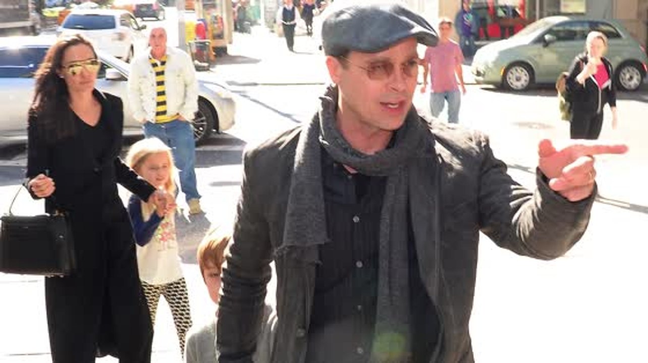 Brad Pitt and Angelina Jolie Take the Kids to Barnes and Noble video