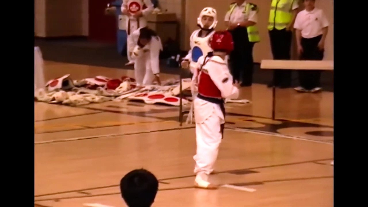 Incredible Taekwondo knock out with one spinning roundhouse kick