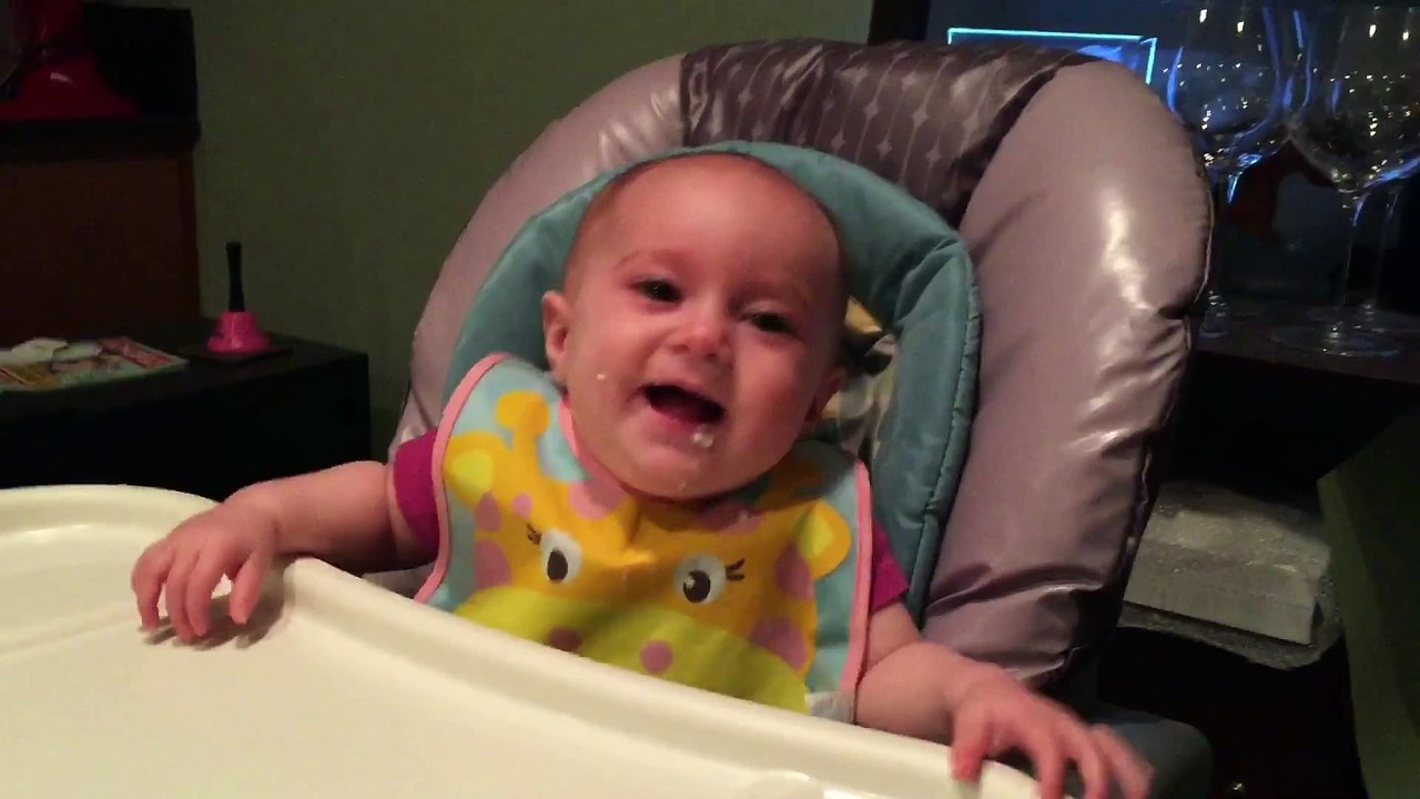 Ce bébé se moque de son père qui mange des asperges rire