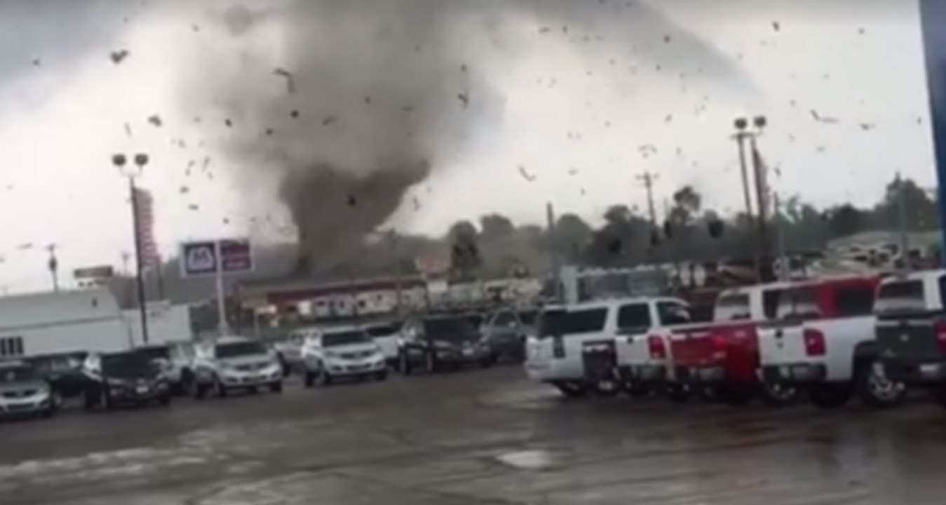 Tornado Tears Through Mayfield, Kentucky, Parking Lot video Dailymotion
