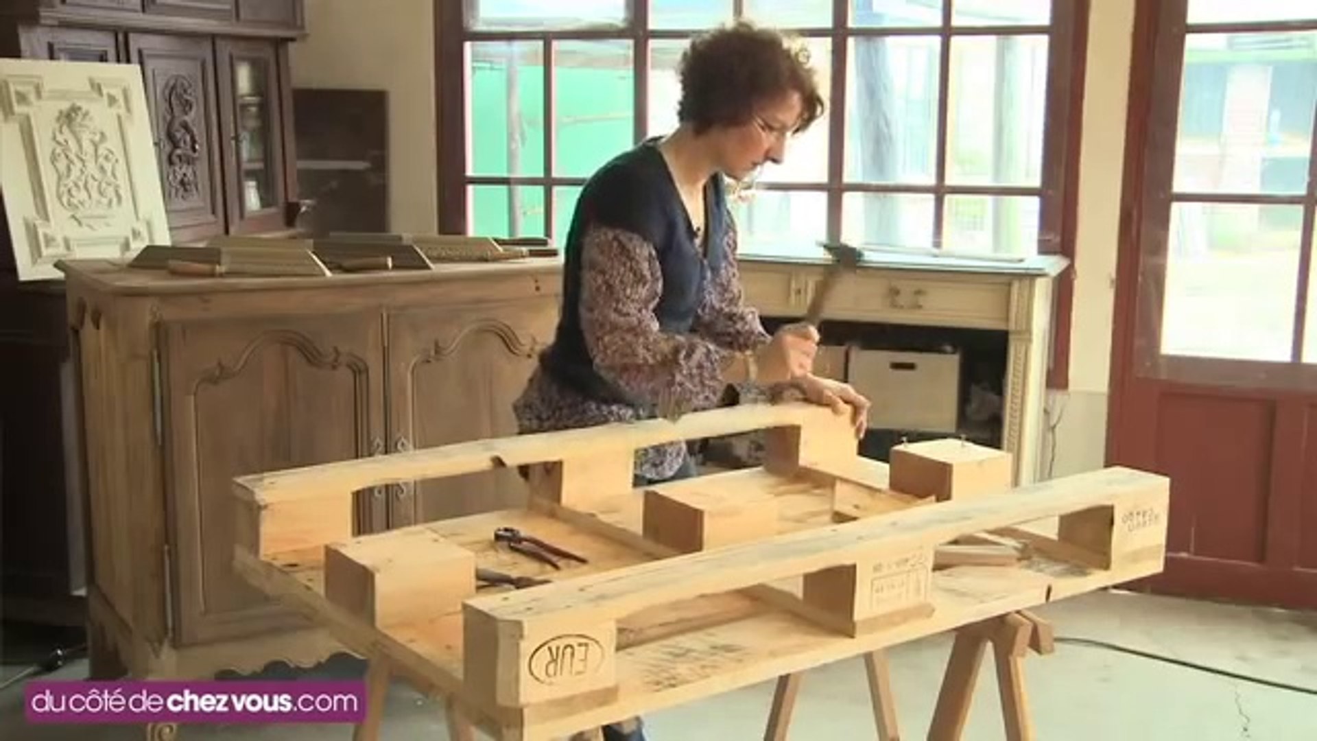 Nous avons fait le choix de palettes europe (le sigle eur apparaît sur la tranche) rigoureusement identiques. Fabriquer Une Table Basse Avec Une Palette Video Dailymotion