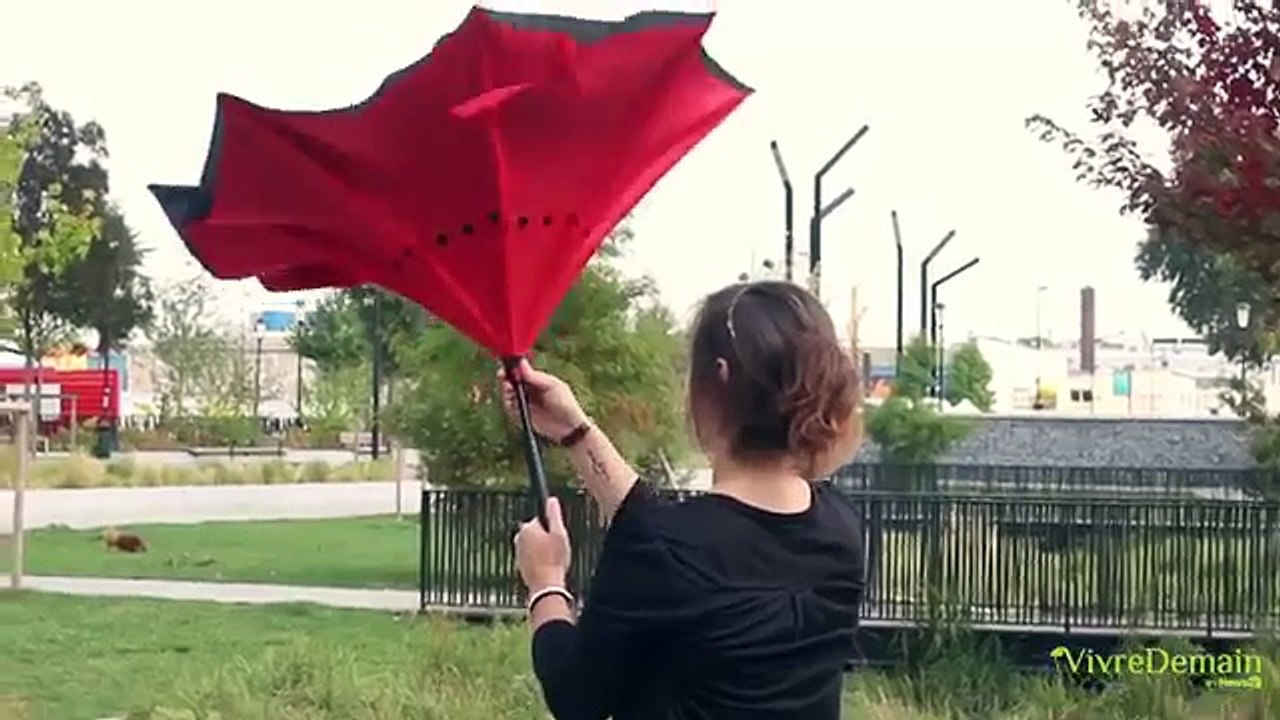 Nouveau ce parapluie s'ouvre à l'envers pour une très bonne raison