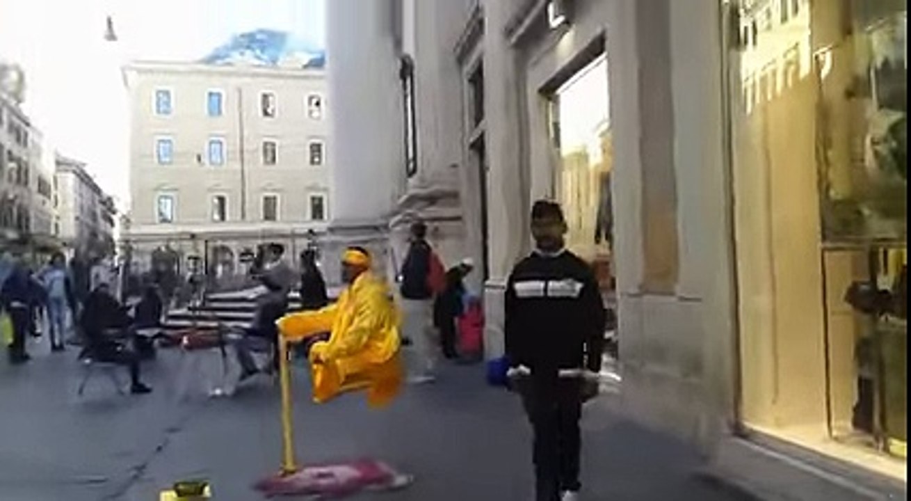 street show The Floating and Levitating Man TRICK REVEALED IN Roma