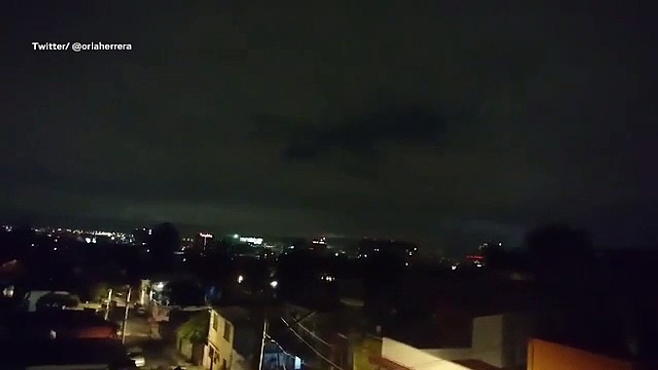 De mystérieuses lumières bleues apparaissent dans le ciel lors du