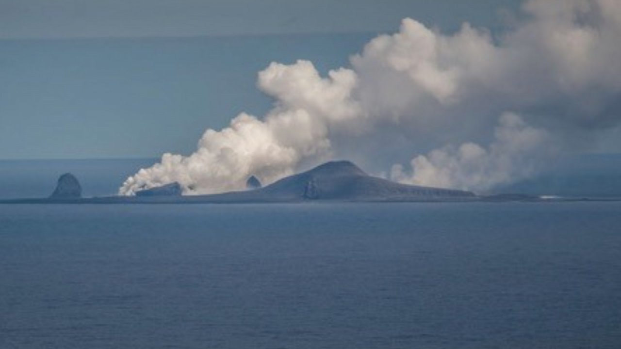What do underwater volcanic eruptions sound like? video