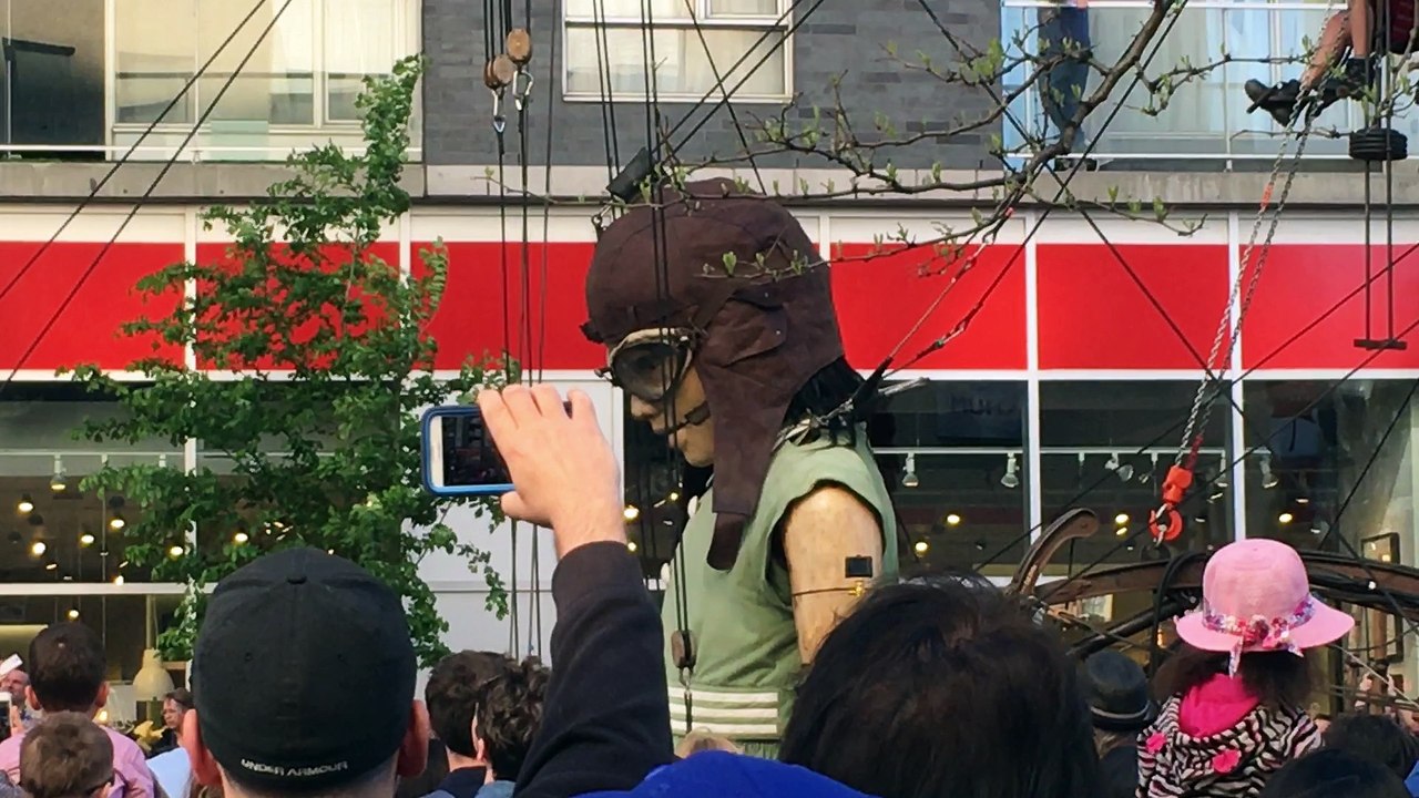 Marche de géantes pour le 375e de Montréal Vidéo Dailymotion