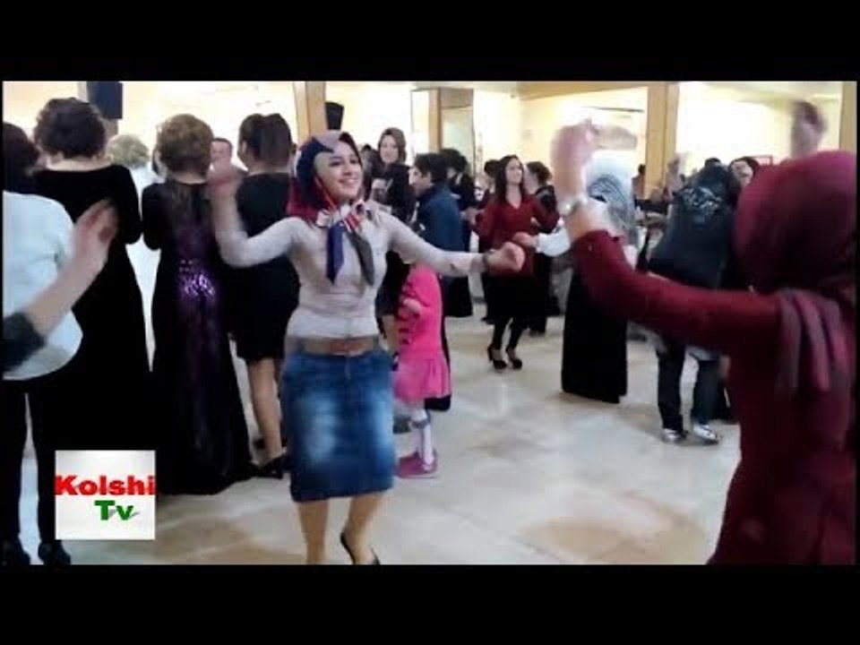 رقص محجة جميلة خطفت الانظار في عرس شعبي video Dailymotion