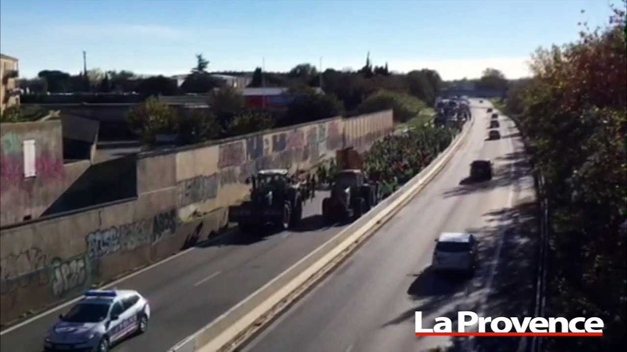 Arles les Gilets jaunes marchent sur la N113 Vidéo Dailymotion
