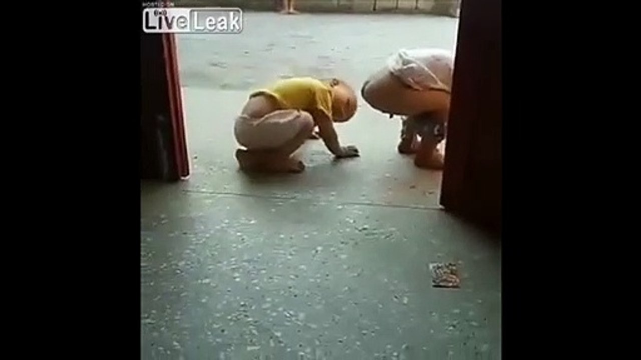 Bébé trop curieux son frère lui fait caca sur la main