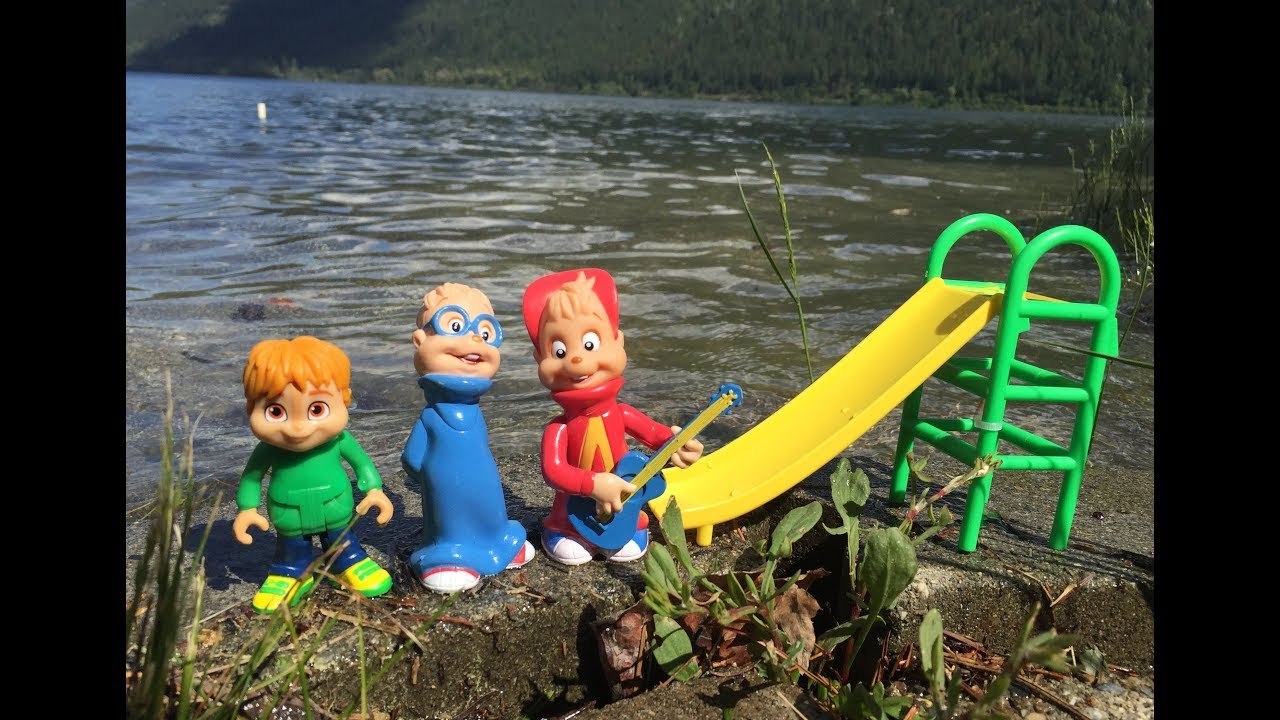 WATERSLIDE Summer BEACH Day ALVIN and the CHIPMUNKS TOYS Video video