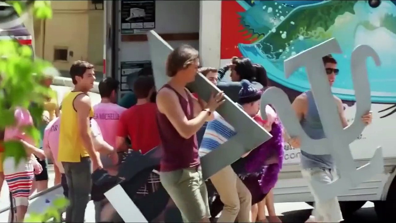 How to Throw a College Rager According to the Movies (2016) video