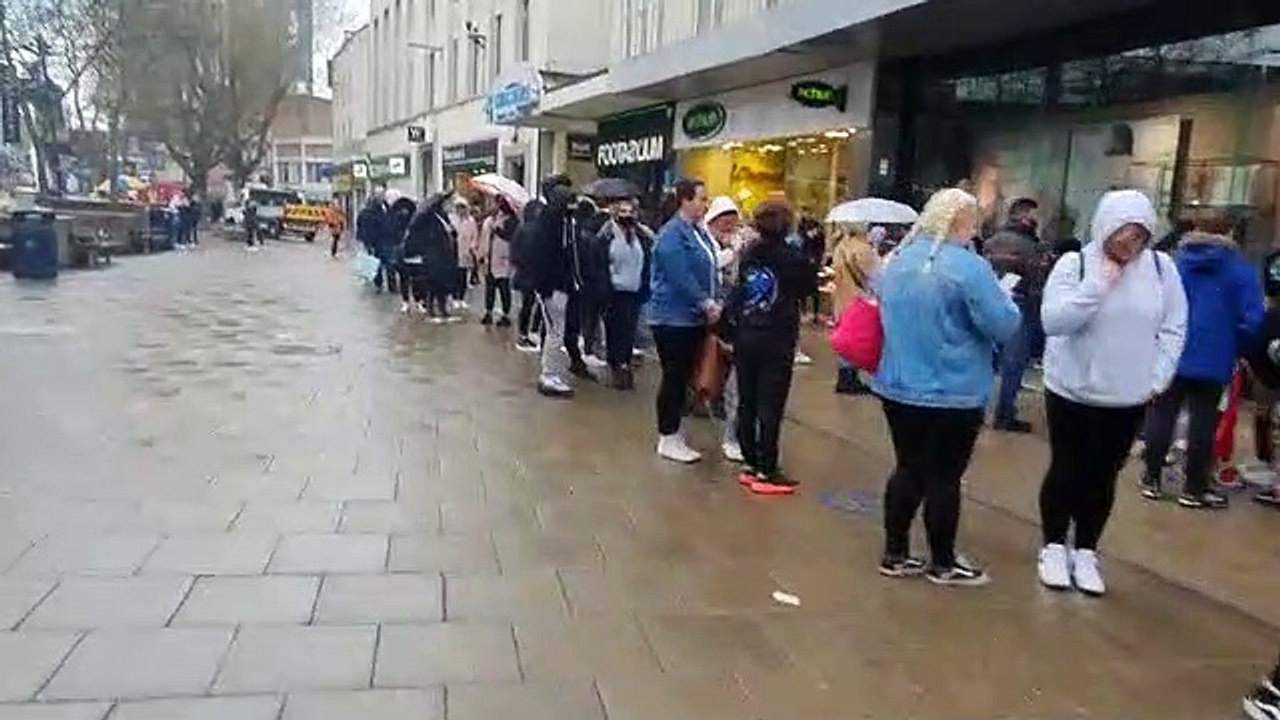 Queue at Primark in Portsmouth video Dailymotion