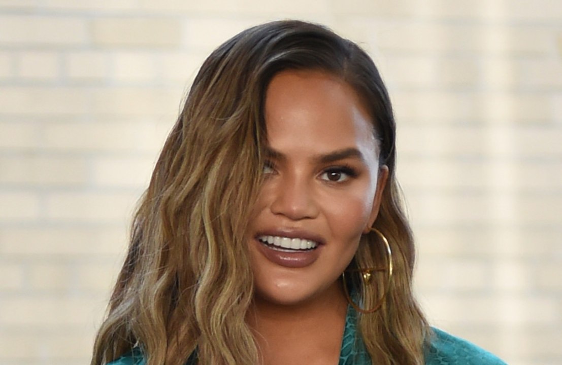 Chrissy Teigen discussed Khloé Kardashian's unedited photo leak with her therapist - video