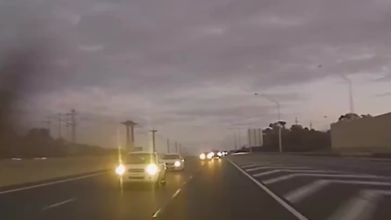 Shocking high speed car flip in Australia caught on dashcam Vídeo