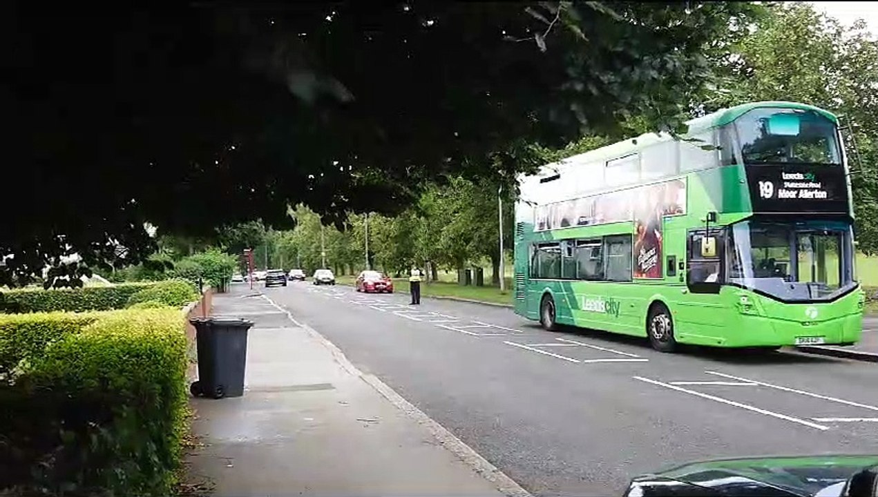 Stonegate Road Meanwood Police direct traffic after incident on busy Leeds road video Dailymotion
