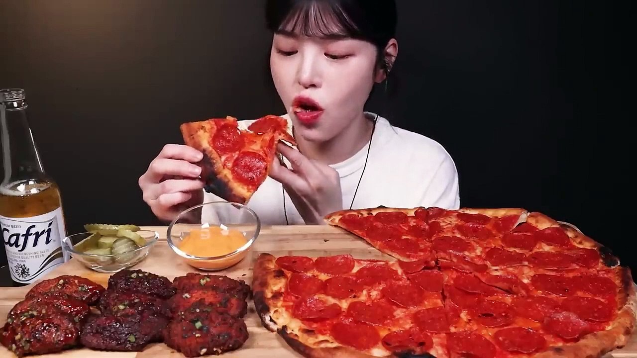 SUB)Gordon_Ramsay_Pepperoni_Pizza_dan_Buffalo_Wings_Chicken_Mukbang