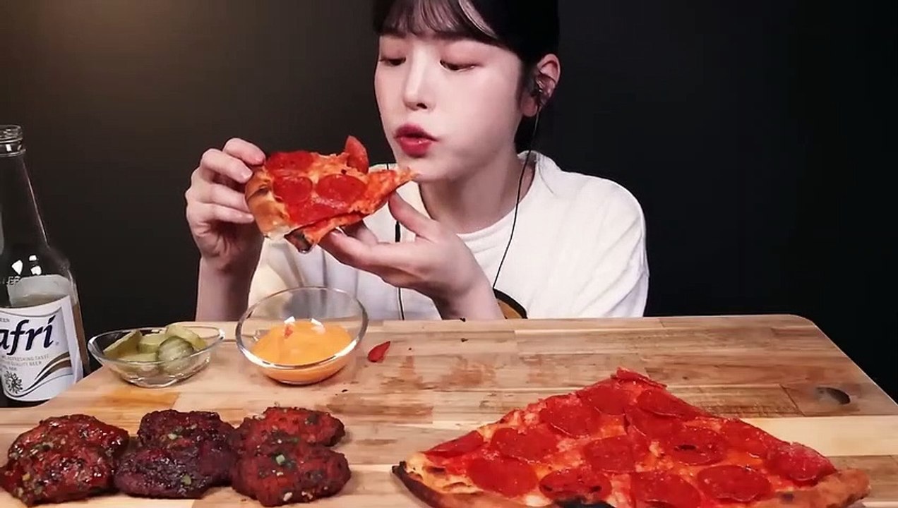 SUB)Gordon_Ramsay_Pepperoni_Pizza_dan_Buffalo_Wings_Chicken_Mukbang