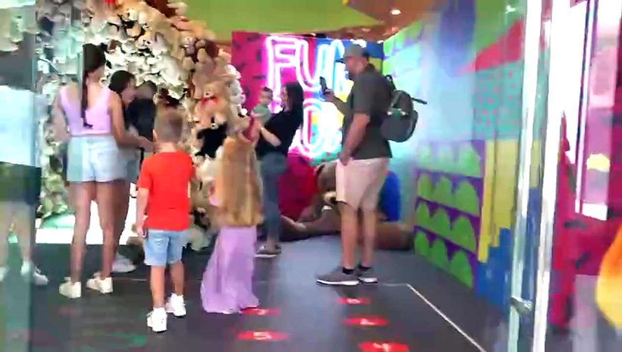 Diana and Roma in the Museum of Selfie video Dailymotion