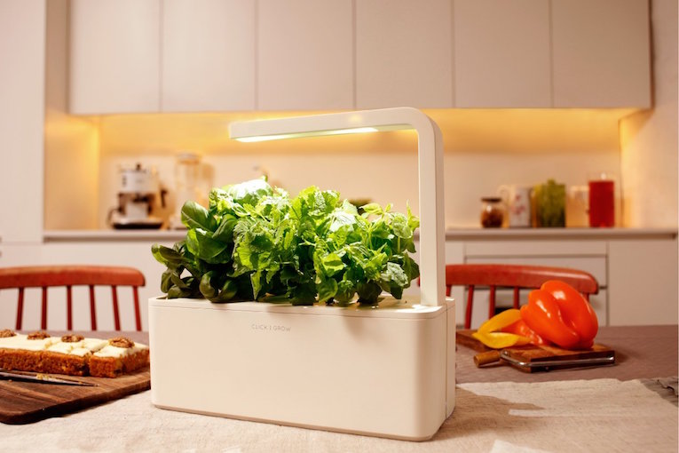 Smart PlantGrowing System Lets You Grow Plants with No