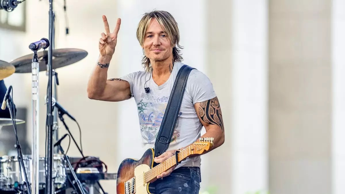 Keith Urban Surprises Travelers at Nashville International Airport