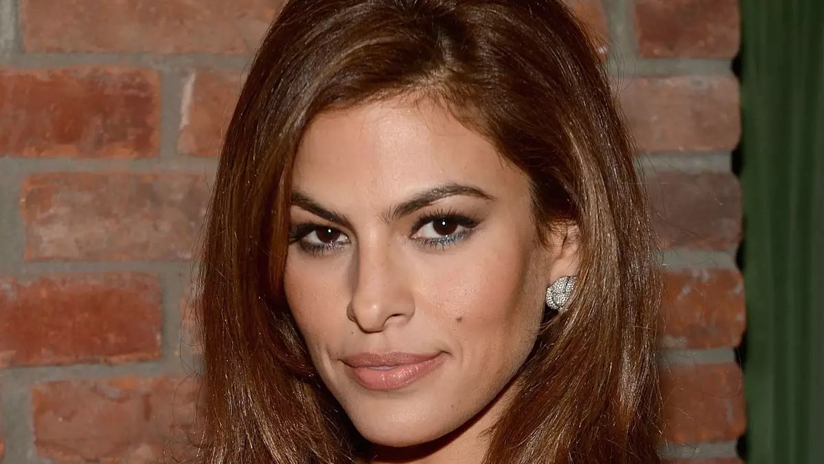Unexpected Distractions: Eva Mendes and Douglas Steal the Show