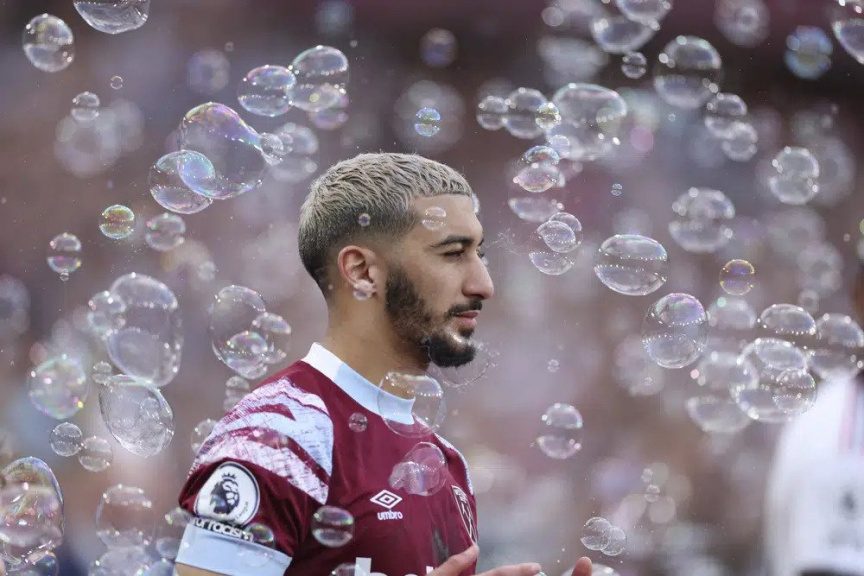 Arsenal wins, Man U loses to leave plenty to play for in EPL